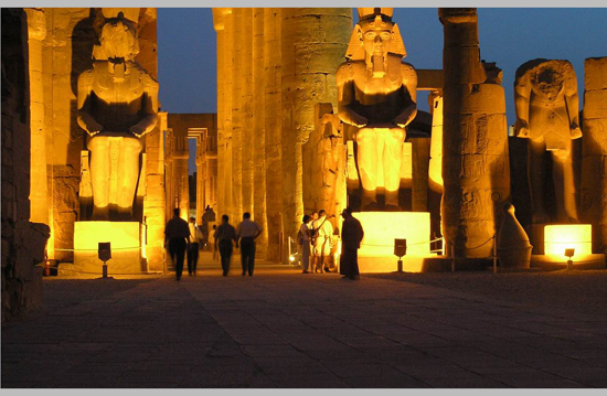 الصوت والضوء سحر السياحة الليلية في مصر