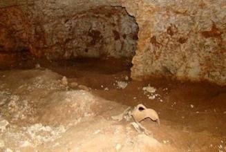 اكتشاف مغارة في حماه تضم ستة مدافن أثرية