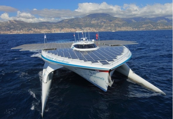 الغردقة تستضيف طاقم أول سفينة تعمل بالطاقة الشمسية