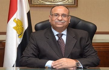 وزير الطيران المدنى يتفقد رحلات وصول المعتمرين  بمطار القاهرة 