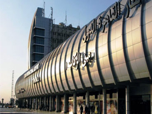 إجراءات تأمينية مشددة بمطار القاهرة أثناء شحن32 مليون دولار لسويسرا والبحرين 