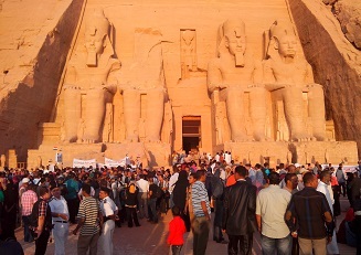 بالصور .. آلاف المصريين والسائحين احتفلوا بتعامد الشمس على وجه رمسيس الثاني 