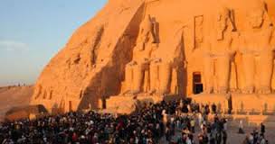 الألاف يحتفلون بتعامد الشمس على معبد أبو سمبل