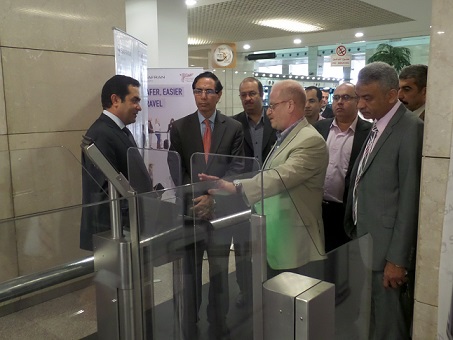 رئيس شركة مطار القاهرة يتفقد أجهزة ضابط الجوازات 