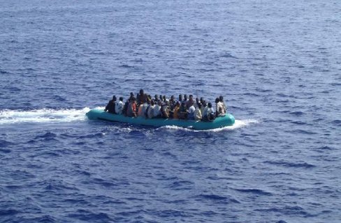 إيطاليا تلقي القبض علي ٢٨ مصري هجرة غير شرعية وترحلهم للقاهرة   
