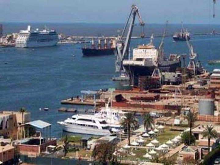 نشاط في حركة السفن والشاحنات واستقبال السلع الإستراتيجية بميناء الإسكندرية 
