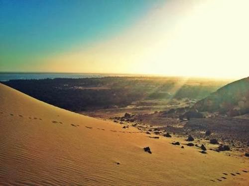 جبل الدكرور .. متعة العلاج بالرمال الساخنة