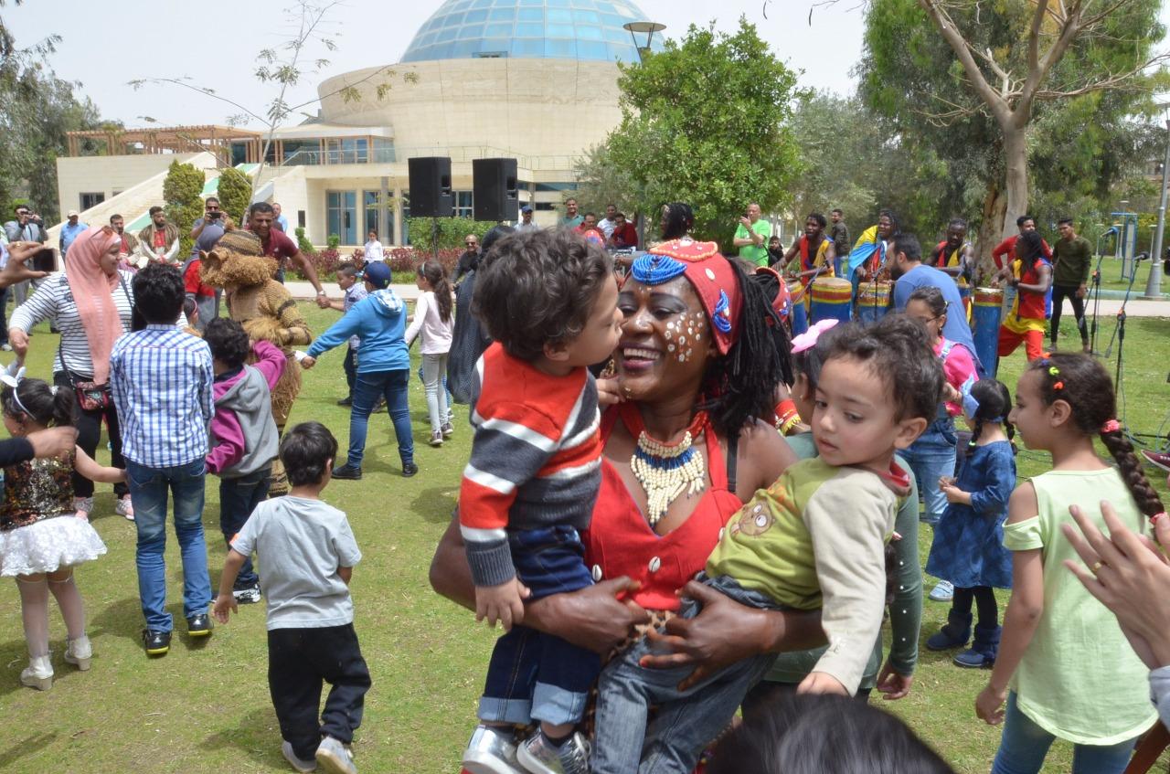 بالصور.. مهرجان الطبول من اجل السلام يشعل حماس جمهور متحف الطفل

