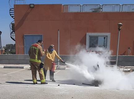 أعمال الإطفاء ومكافحة الحرائق في دورة تدريبية بالقابضة للمطارات
