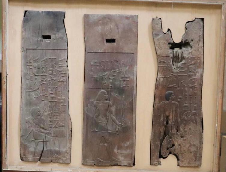 ترميم اللوحات الخشبية من مصطبة حسي رع بالمتحف المصري 