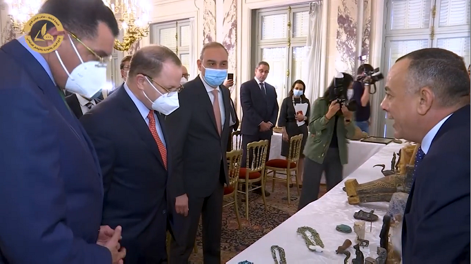 النائب العام يسترد 114 قطعة أثرية مصرية مهربة إلى باريس
