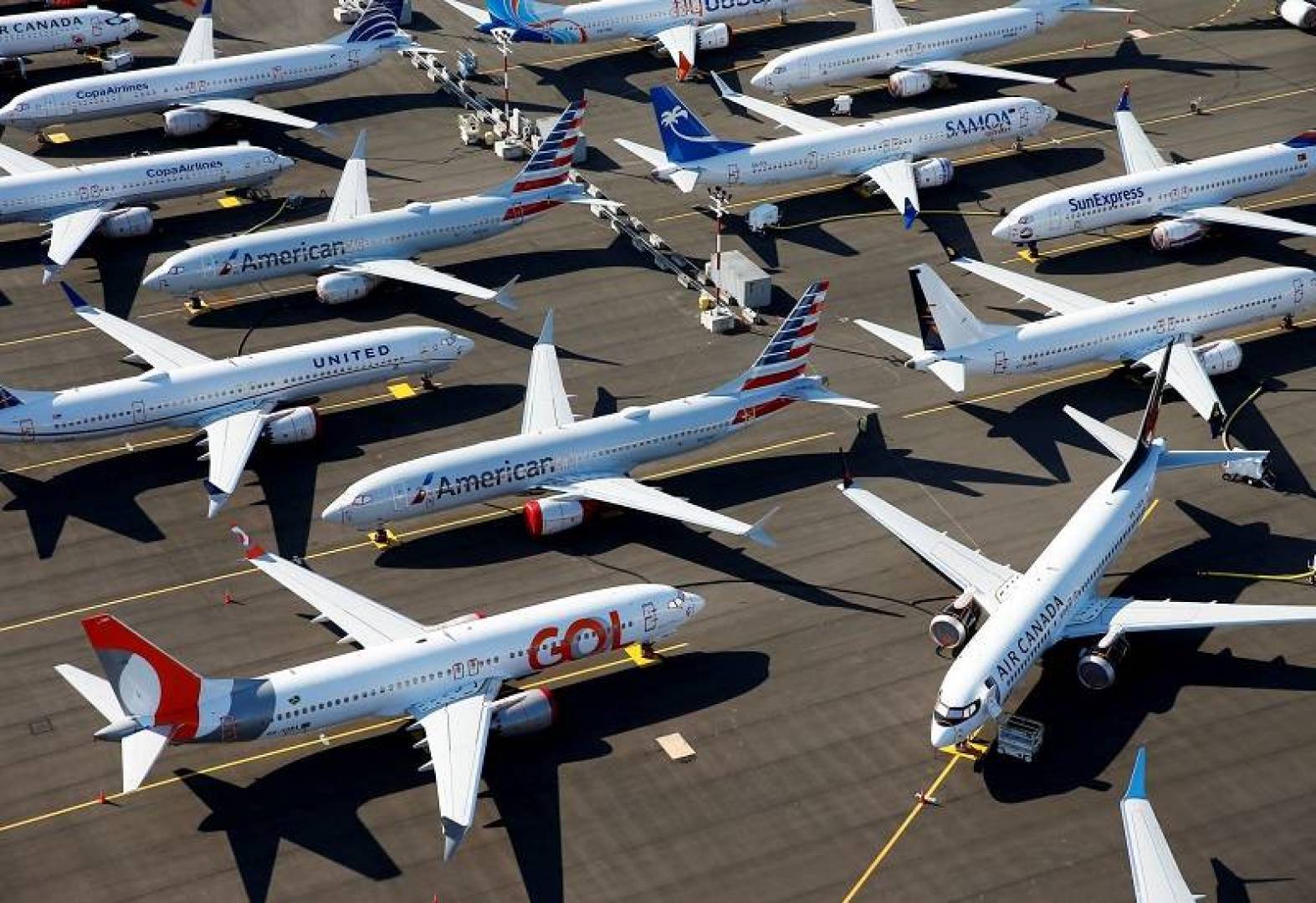 إلغاء مئات رحلات الطيران بالولايات المتحدة مع نقص العمالة بسبب زيادة الإصابات بكورونا