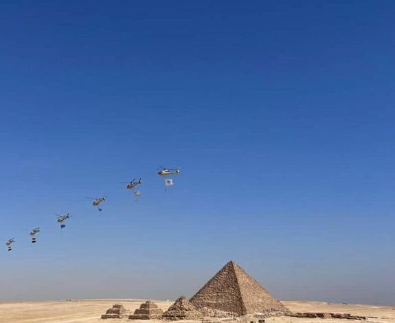 وزير السياحة يشهد Pyramids Air Show بمنطقة أهرامات الجيزة
