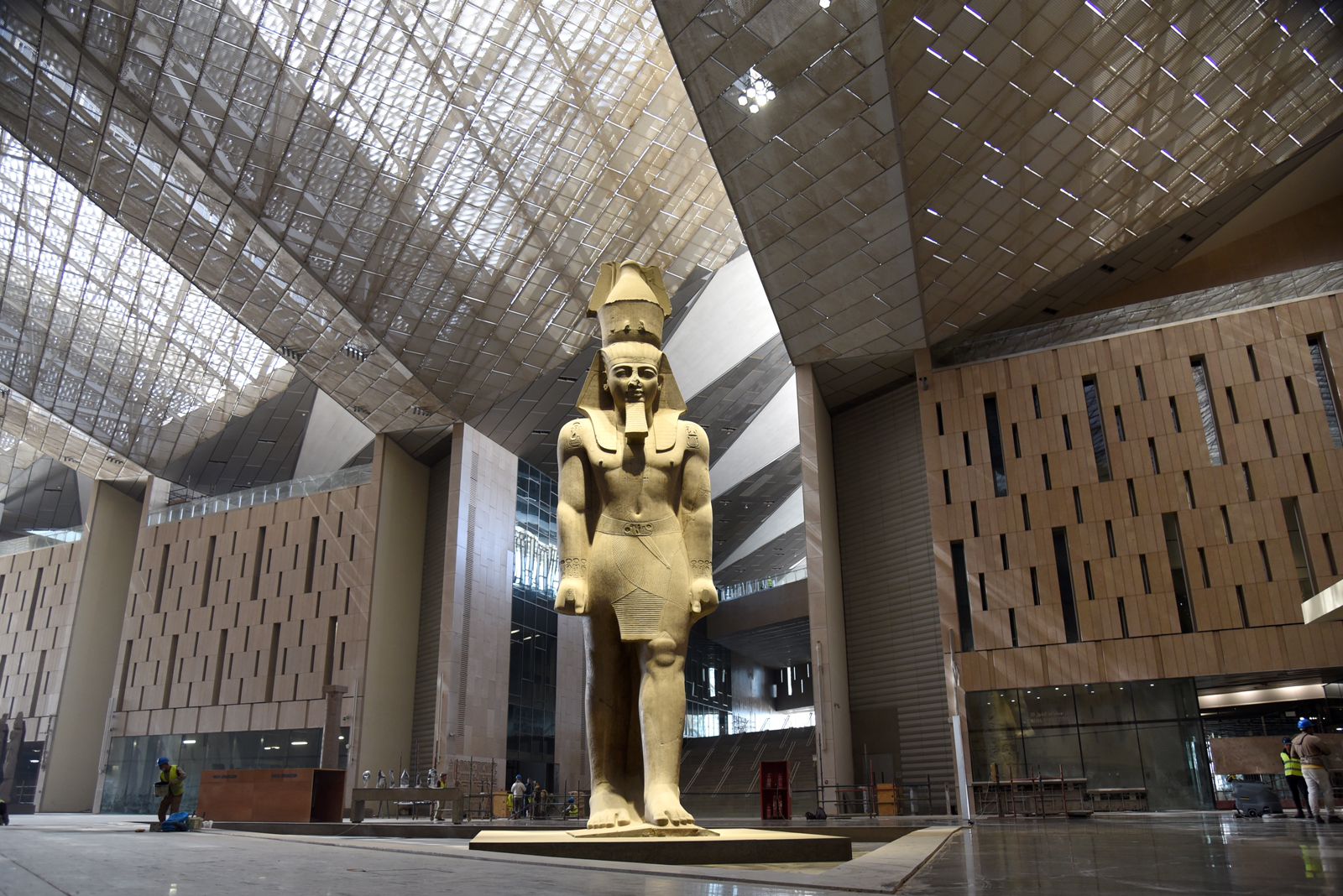 الانتهاء من وضع أكثر من 50% من الآثار الثقيلة داخل قاعات العرض الرئيسية بالمتحف المصري الكبير
