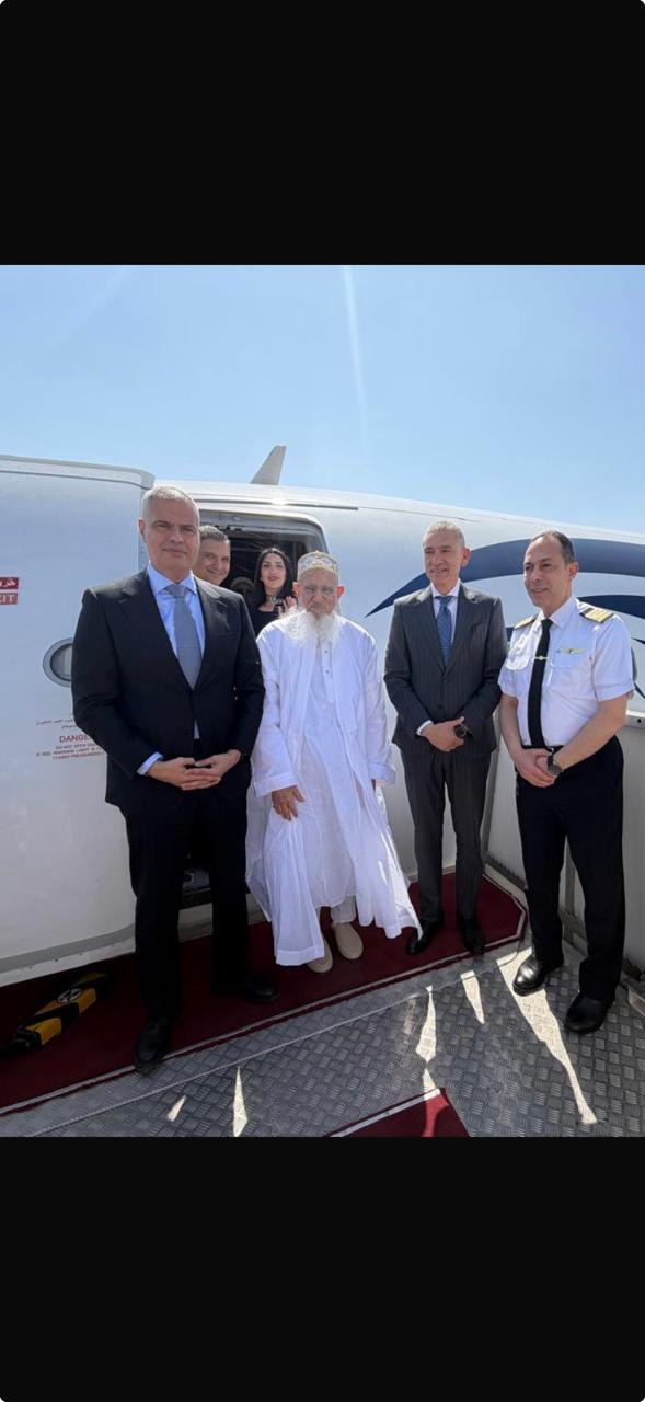 رئيس الشركة القابضة لمصر للطيران يودِّع سلطان البهرة علي متن رحلة مصر للطيران إلي مومبسا بكينيا 
