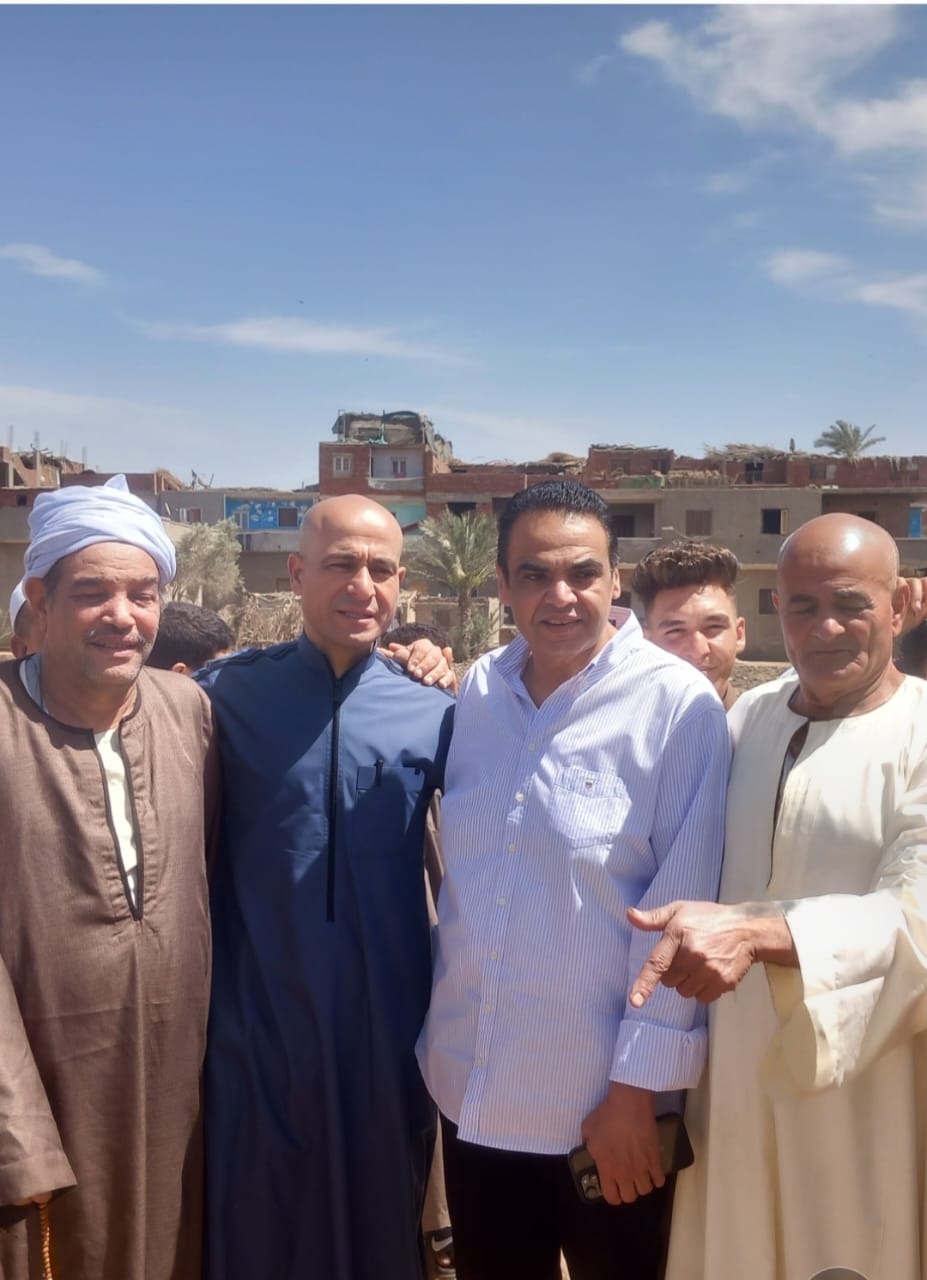 الخبيري يفي بالوعد.. ويسلم أرض تبرع بها لاقامه مستوصف طبي بالضبعي وسط فرحة الأهالى 
