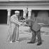 الملك الحسن الثاني يقبل يد أبيه الملك محمد الخامس